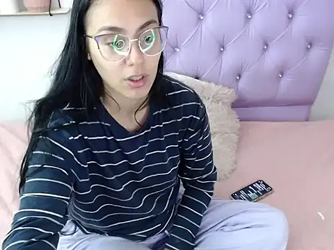 Snapshot of Freyja_01 chatting on 10-05-25, 02:32 Freyja 01 online show from 10-05-25, 02:32