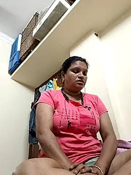 Snapshot of Lilly-queen chatting on 02-17-25, 06:15 Lilly-queen online show from 02-17-25, 06:15