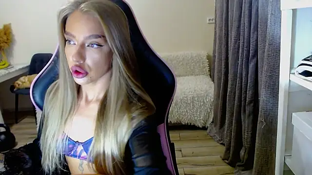 lonely dreamm online show from 12-20-24, 01:11