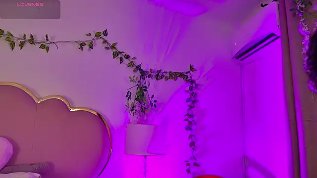 NahiaraReina online show from 05-28-26, 01:52