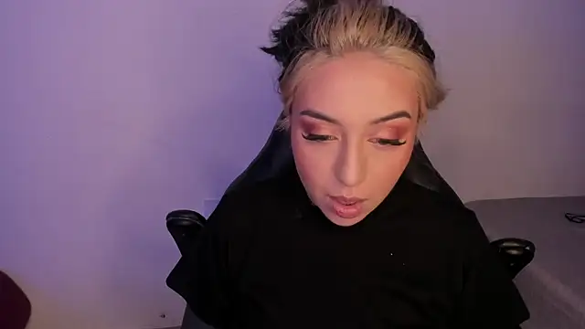 AnnikaMerliahh  online show from 11-08-25, 09:46