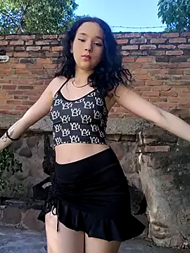 sweet outdoor charm online show from 09-28-25, 08:03