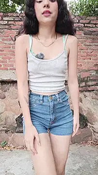 sweet outdoor charm online show from 04-08-26, 07:36