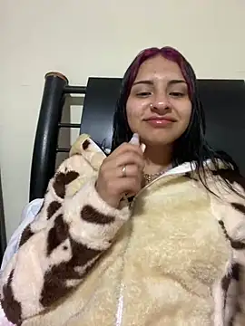 Snapshot of Hilary_pinkk chatting on 02-13-25, 02:12 Hilary pinkk online show from 02-13-25, 02:12