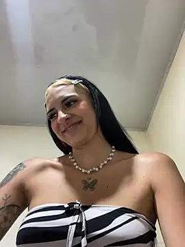 Snapshot of Hilary_pinkk chatting on 03-03-25, 11:56 Hilary pinkk online show from 03-03-25, 11:56