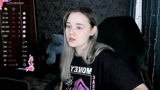 Snapshot of Your_small_bunny chatting on 12-04-24, 06:22 Your small bunny online show from 12-04-24, 06:22