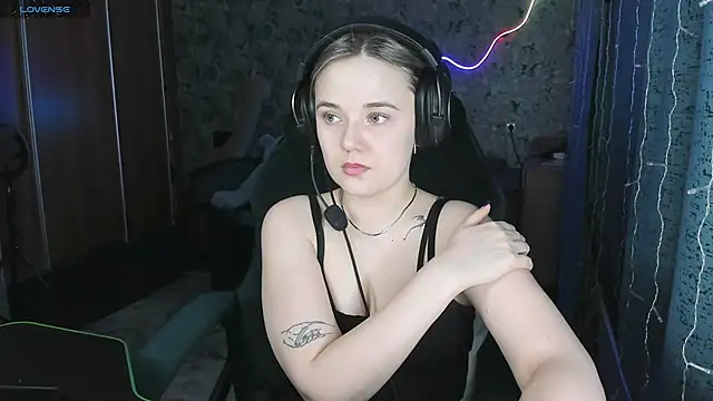 Snapshot of Your_small_bunny chatting on 02-06-25, 02:26 Your small bunny online show from 02-06-25, 02:26