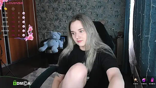 Snapshot of Your_small_bunny chatting on 03-11-25, 06:21 Your small bunny online show from 03-11-25, 06:21