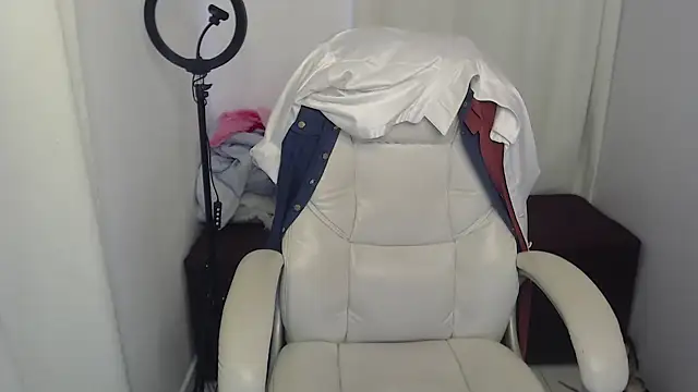 Abby Halliwey online show from 12-21-24, 05:51