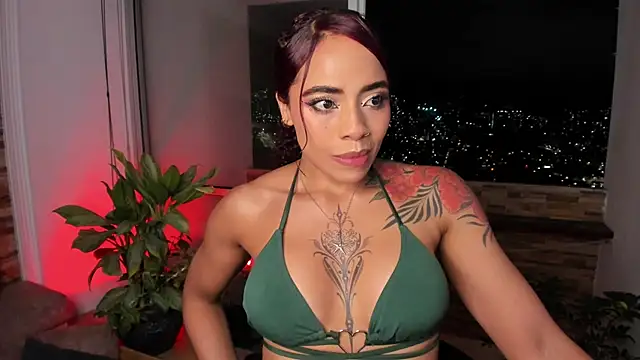 Snapshot of emilyfitness chatting on 10-13-25, 03:50 emilyfitness online show from 10-13-25, 03:50