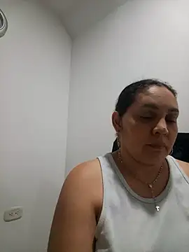Snapshot of MirandaSoto chatting on 09-17-25, 04:03 MirandaSoto online show from 09-17-25, 04:03