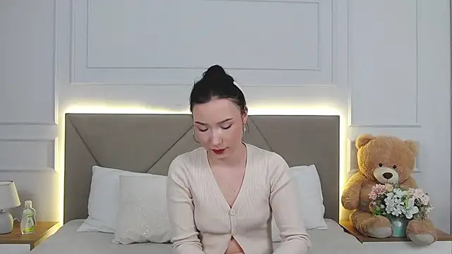 LeilaLow online show from 12-17-24, 12:00