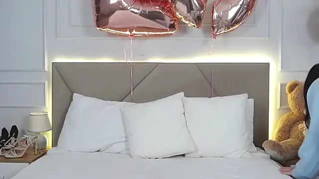 LeilaLow online show from 02-20-25, 12:04