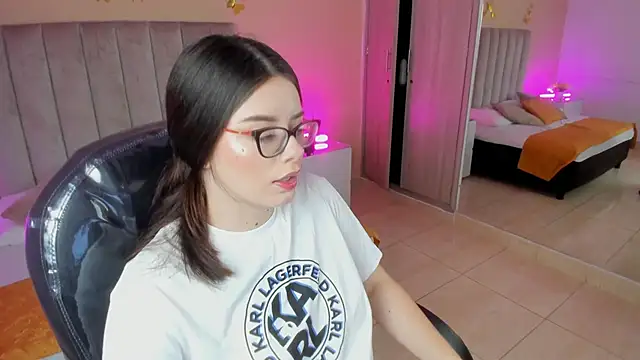 Charlotte Olsen  online show from 05-19-26, 08:04