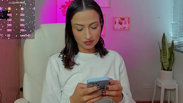 Elena Ruiz online show from 02-18-25, 07:41