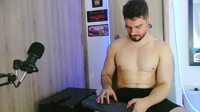 Aaron kwok28 online show from 01-08-26, 12:57