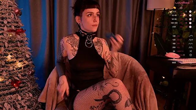 Snapshot of MichaellaMoon chatting on 12-29-24, 11:39 MichaellaMoon online show from 12-29-24, 11:39