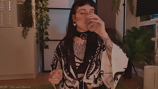 MichaellaMoon online show from 11-08-25, 05:23