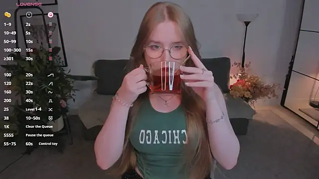 bonnie wright online show from 11-05-25, 03:34