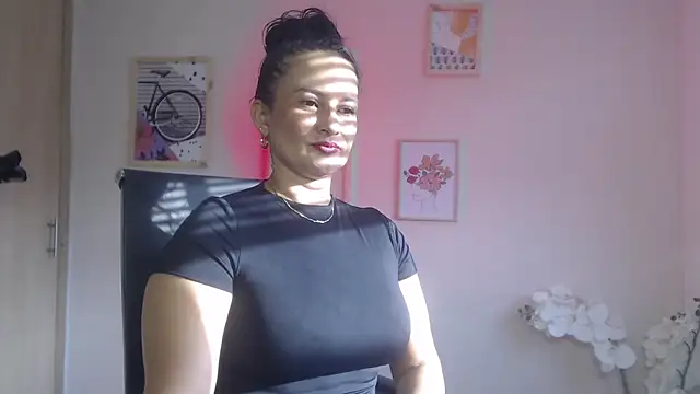 Snapshot of lucy_diiaz chatting on 02-05-25, 10:01 lucy diiaz online show from 02-05-25, 10:01