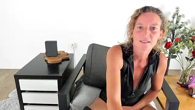 MendiPetite online show from 09-11-25, 08:31