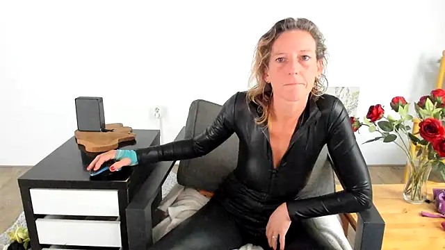 MendiPetite online show from 10-06-25, 07:39