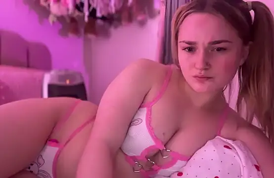 Snapshot of pinkie_piexx chatting on 02-14-25, 10:14 pinkie piexx online show from 02-14-25, 10:14