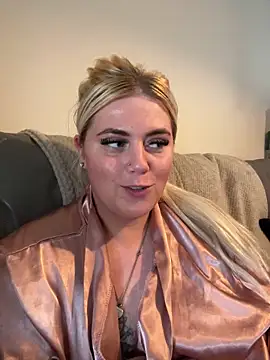 Snapshot of Blondiee3088 chatting on 03-20-25, 01:59 Blondiee3088 online show from 03-20-25, 01:59