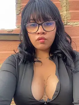 Snapshot of honeyy_mia chatting on 02-09-25, 09:39 honeyy mia online show from 02-09-25, 09:39