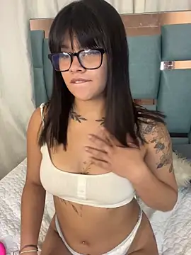 Snapshot of honeyy_mia chatting on 10-15-25, 05:29 honeyy mia online show from 10-15-25, 05:29