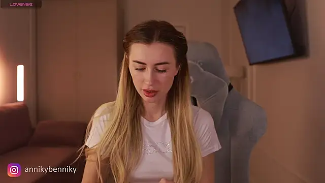 Coconutkittyy online show from 03-07-25, 06:00