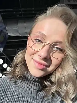 Snapshot of CaseyStar chatting on 02-03-25, 12:36 CaseyStar online show from 02-03-25, 12:36