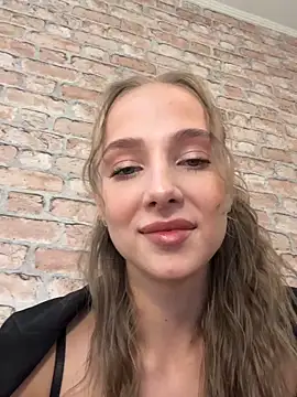 Snapshot of CaseyStar chatting on 10-19-25, 11:55 CaseyStar online show from 10-19-25, 11:55