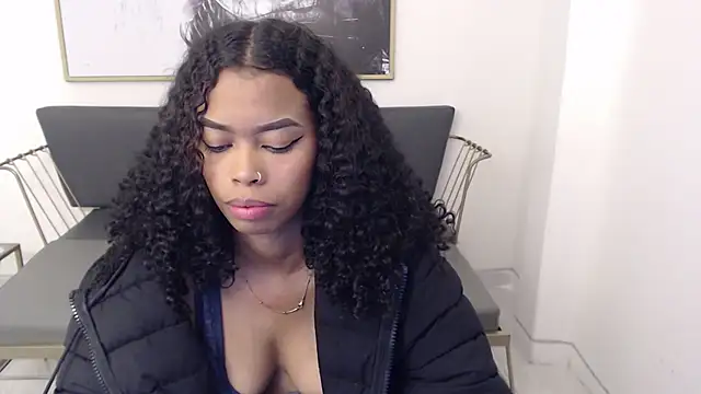 Snapshot of Shenna_brunette_ chatting on 12-15-24, 01:11 Shenna brunette online show from 12-15-24, 01:11