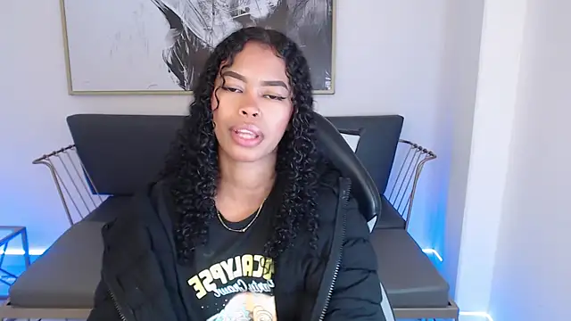 Snapshot of Shenna_brunette_ chatting on 12-20-24, 01:11 Shenna brunette online show from 12-20-24, 01:11
