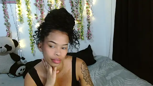 Snapshot of Shenna_brunette_ chatting on 10-04-25, 09:02 Shenna brunette online show from 10-04-25, 09:02