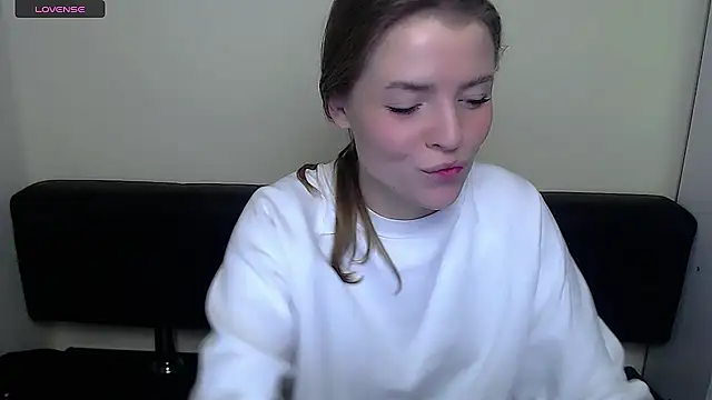 Snapshot of MissOliviaa_ chatting on 12-18-24, 08:20 MissOliviaa online show from 12-18-24, 08:20