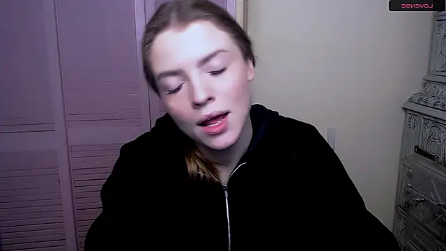 Snapshot of MissOliviaa_ chatting on 01-05-25, 10:32 MissOliviaa online show from 01-05-25, 10:32