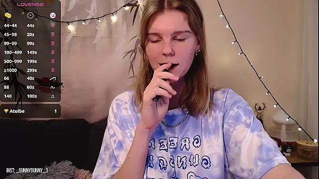 Snapshot of Moona_xx chatting on 12-15-24, 11:20 Moona xx online show from 12-15-24, 11:20