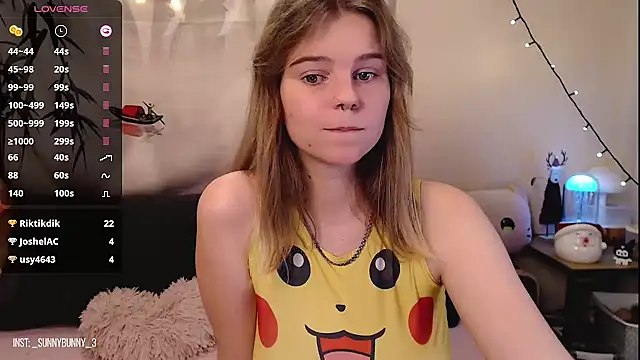 Snapshot of Moona_xx chatting on 12-26-24, 11:35 Moona xx online show from 12-26-24, 11:35