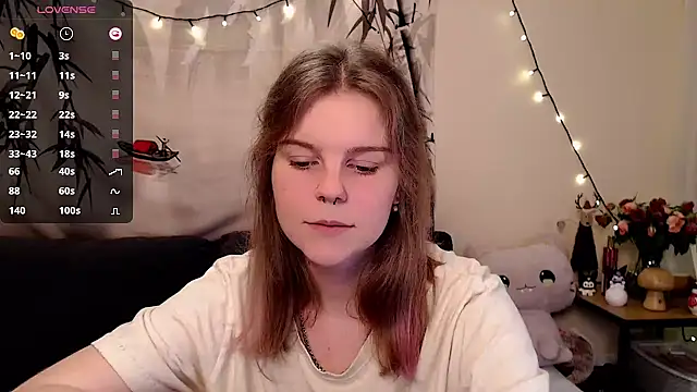 Snapshot of Moona_xx chatting on 01-18-25, 11:33 Moona xx online show from 01-18-25, 11:33