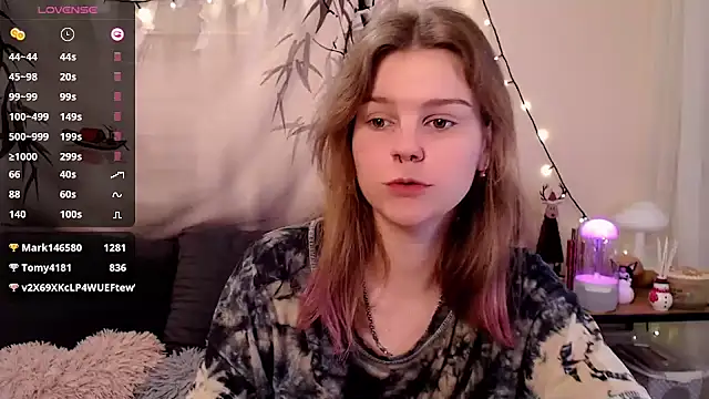 Snapshot of Moona_xx chatting on 01-19-25, 06:00 Moona xx online show from 01-19-25, 06:00