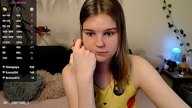 Snapshot of Moona_xx chatting on 03-12-25, 12:31 Moona xx online show from 03-12-25, 12:31