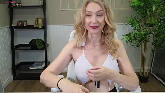 Snapshot of LadyLeea chatting on 01-10-25, 06:20 LadyLeea online show from 01-10-25, 06:20