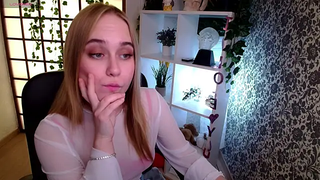 LianaBright online show from 12-17-24, 06:56