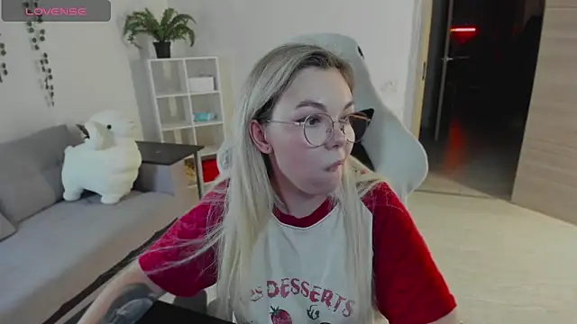 whoa-hoa-hoa-hoa-hoa online show from 12-18-25, 05:41