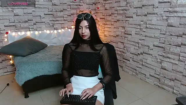 Snapshot of Vanse_lust chatting on 03-08-25, 11:49 Vanse lust online show from 03-08-25, 11:49