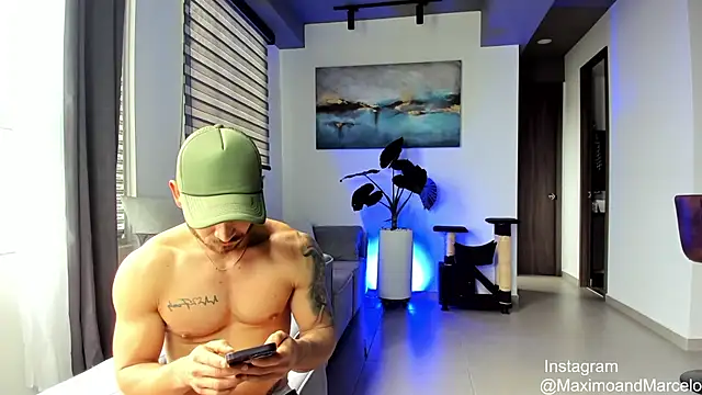 Snapshot of Maximo_Marcelo chatting on 02-28-25, 01:14 Maximo Marcelo online show from 02-28-25, 01:14