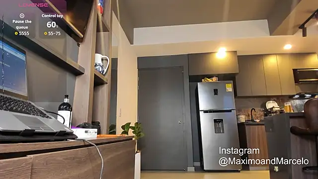 Snapshot of Maximo_Marcelo chatting on 09-29-25, 10:47 Maximo Marcelo online show from 09-29-25, 10:47