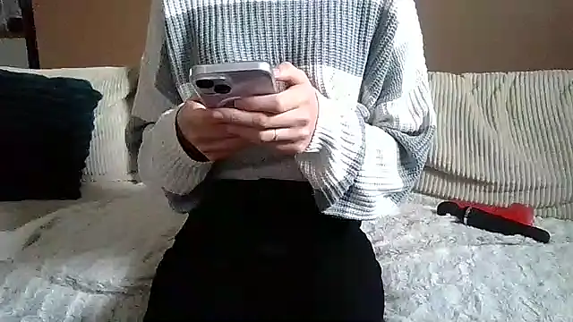 Petite moi online show from 03-12-26, 12:11